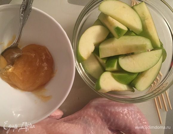 Также подготовим мед. Яблоки нарежем не очень толстыми дольками.