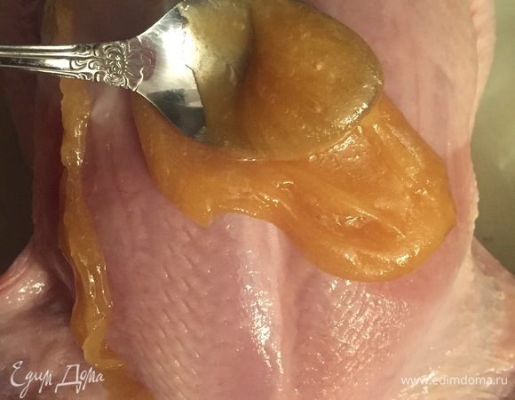 Распределяем мед по всей тушке курочки. Даем курочке отдохнуть минут 15.