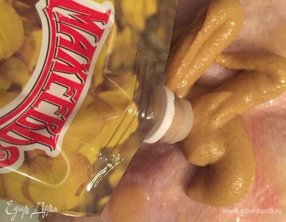 Смазываем курочку русской горчицей ТМ «МахеевЪ».