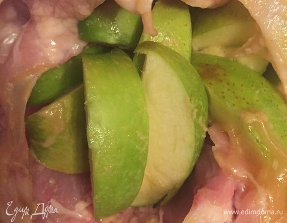 Яблочными дольками наполняем курочку.