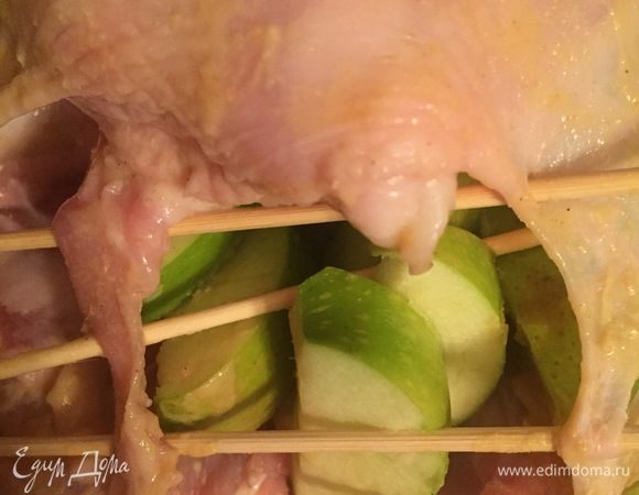 Шпажками закрываем яблочки.