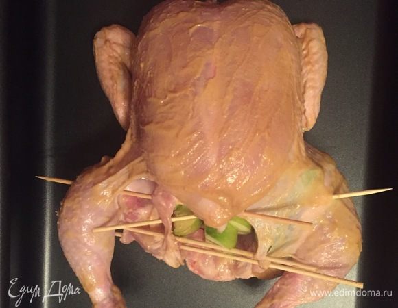 Кладем нашу красотку на противень. Ставим в духовой шкаф на 55 минут при температуре 190°С.