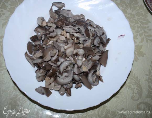 Грибы отварить, порезать кусочками. 