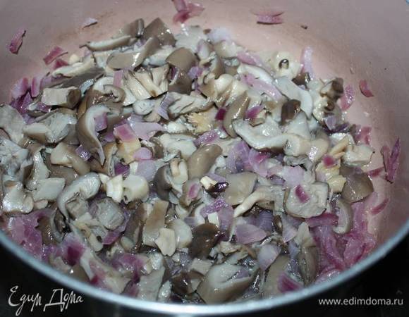 К луку добавить грибы, немного обжарить. 