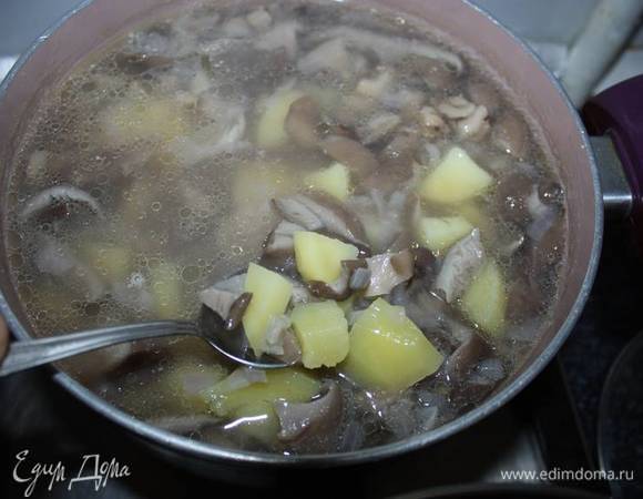 Добавить воду, посолить по вкусу. Далее добавить очищенный и нарезанный картофель. Варить до готовности картофеля. 