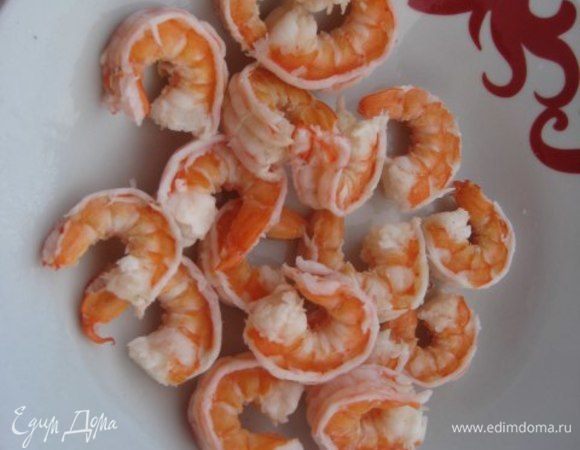 Креветки почистить, удалить черную ниточку-пищевод. Отварить креветки в течении 3-4 минут. Достать, остудить. Я отвариваю без соли, хватает солености майонеза.