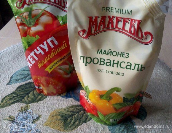 Приготовить соус «Аврора»: смешать в равных количествах майонез с кетчупом ТМ «МахеевЪ». Выжать из дольки апельсина сок, влить ложку коньяка, тщательно размешать.