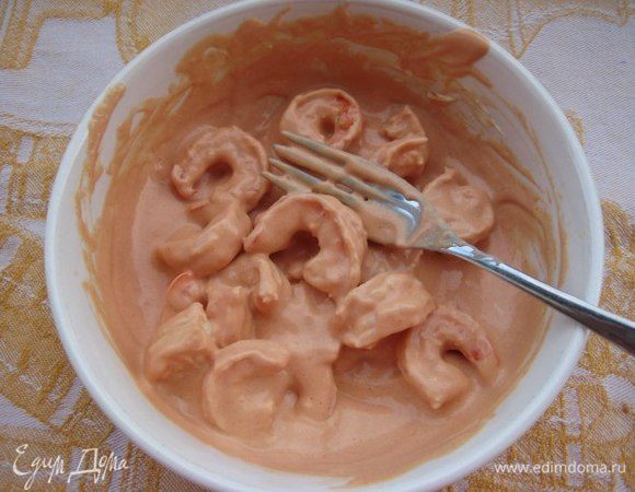 Замариновать креветки в соусе, убрать в холодильник на час.