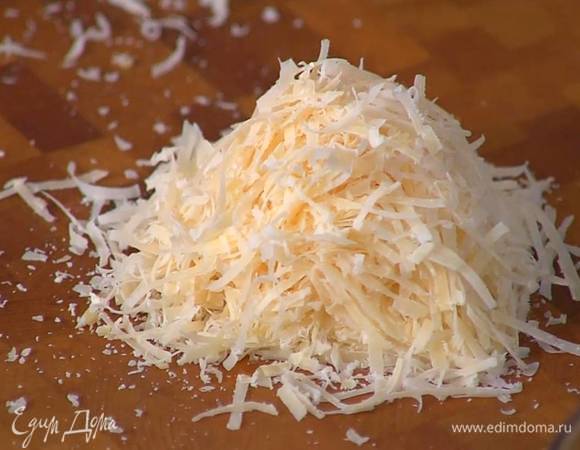 Сыр натереть на мелкой терке.