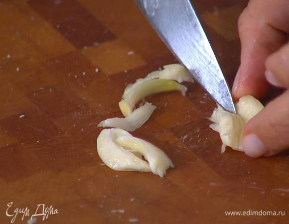 Один зубчик чеснока почистить, раздавить плоской стороной ножа и, удалив горькую сердцевину, порезать.