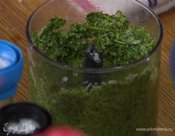 Приготовить соус песто: в чаше блендера соединить руколу, базилик, петрушку, натертый сыр, чеснок и кедровые орехи (немного оставить для украшения), посолить, влить сок лимона, оливковое масло Extra Virgin и все взбить.
