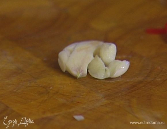 Второй зубчик чеснока почистить и раздавить плоской стороной ножа.