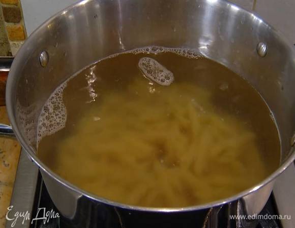 Пенне отваривать в подсоленной воде на минуту-полторы меньше, чем указано на упаковке.