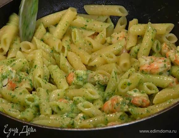 Готовые пенне шумовкой переложить к креветкам вместе с небольшим количеством воды, в которой макароны варились, и прогревать все около минуты, затем убавить огонь до минимума, добавить песто и, помешивая, еще немного прогреть.