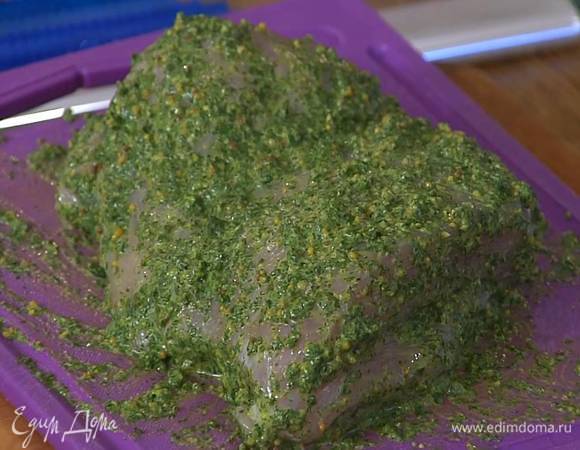 Грудку индейки часто наколоть ножом, вставить в разрезы чеснок, затем со всех сторон натереть зеленым маринадом и поместить в рукав для выпечки.