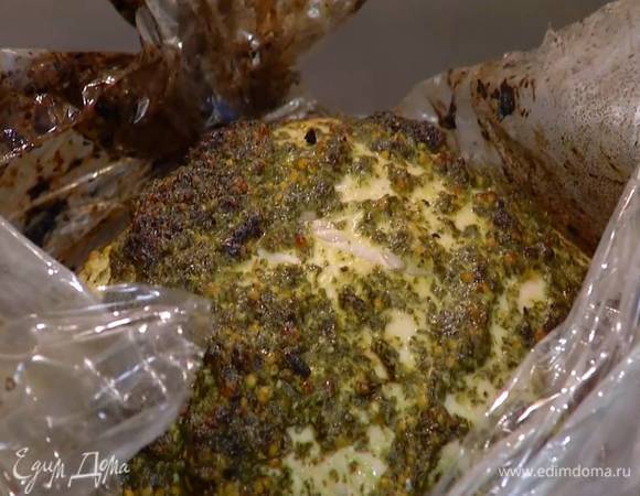 Готовой индейке дать отдохнуть в рукаве минут 5, чтобы она осталась сочной.