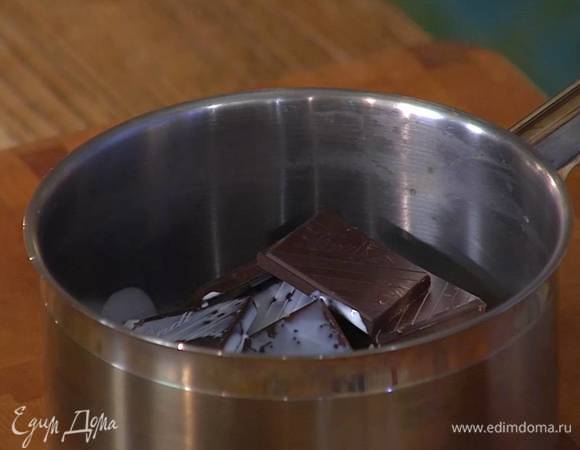 Весь шоколад поломать небольшими кусочками и поместить в кастрюлю, добавить сливки, сливочное масло и растопить все на медленном огне, влить кальвадос и перемешать.