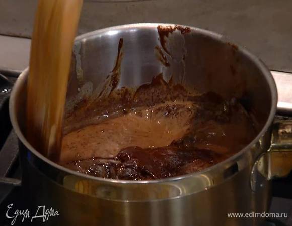 Растопленный шоколад снять с огня, влить просекко и все перемешать.