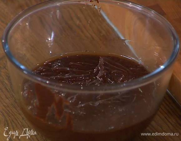 Вернуть кастрюлю на огонь и, непрерывно помешивая, прогреть еще немного, затем перелить шоколад в другую посуду и остудить.
