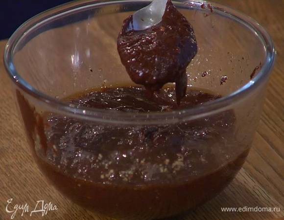 Пекан измельчить в ступке в мелкую крошку, половину измельченных орехов добавить в шоколадную массу, перемешать и отправить в холодильник.