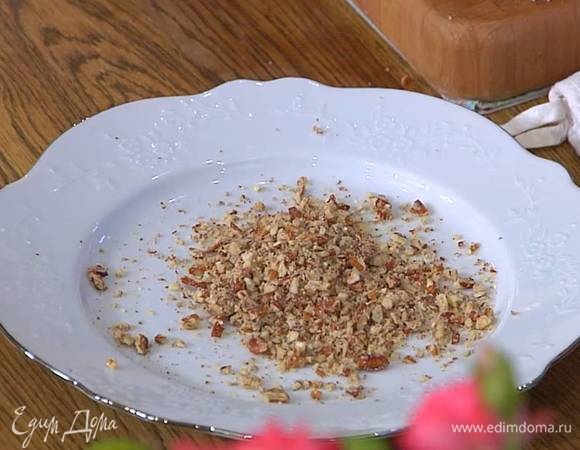 На одну тарелку высыпать большую часть какао, на другую — оставшиеся измельченные орехи.