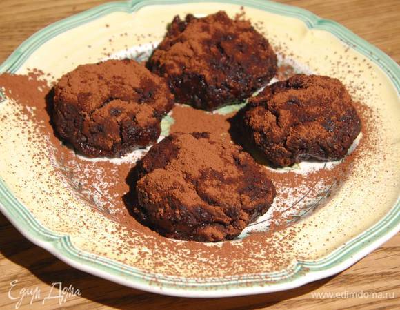 Готовые конфеты посыпать сверху оставшимся какао.