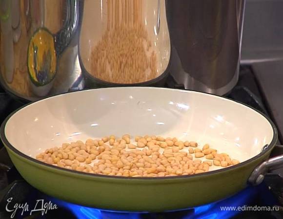 Кедровые орехи подсушить на разогретой сковороде.