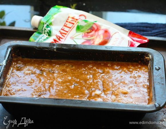 Форму для кексов размером 12×25 см выложить бумагой для выпечки. Я делаю «французскую рубашку» — смазываю маслом и обсыпаю какао.