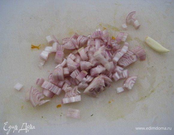 Очистить зубчик чеснока, лук-шалот почистить, мелко порезать.