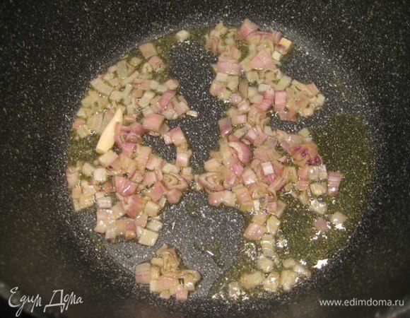 В широкой сковороде разогреть оливковое масло, положить лук и зубчик чеснока, потушить не зажаривая лук несколько минут до мягкости, чеснок выкинуть.