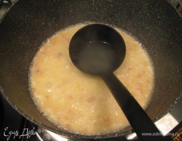 Теперь начинаем вливать горячий бульон, его необходимо подливать по мере впитывания, рис нужно помешивать. В среднем рис готовится 16 минут, я ставлю таймер, не переваривайте его. Итак, влить два половника горячего бульона, перемешать. Затем подливать по половнику до готовности риса.