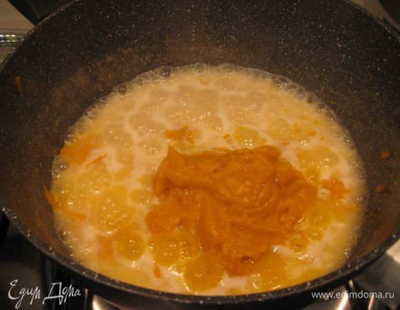 На 10 минуте приготовления ризотто добавить пюре тыквы, перемешать. Посолить, поперчить, не забывая ,что сыр тоже соленый.