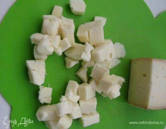 Сыр порезать кубиками. Если такого сыра нет, то можно взять 3 ст. ложки тертого пармезана и 50 грамм холодного сливочного масла, порезанного кубиком.