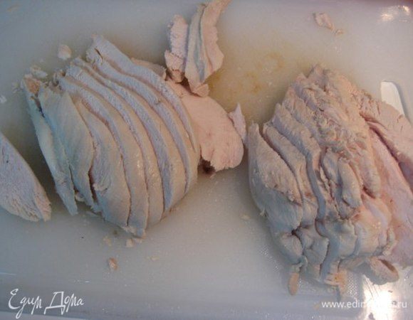 Охлажденное мясо тонко нарезать.