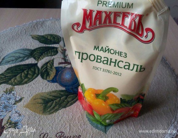 Для приготовления соуса: с консервированного тунца слить масло. Положить тунца, филе анчоусов, каперсы, майонез ТМ «МахеевЪ» в чашку и пробить блендером.