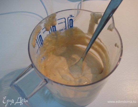 Выложить в тарелку слой курицы, промазать соусом, затем снова курицу, чередовать слои приготовить закуску, последний слой должен быть тунцовый соус. 