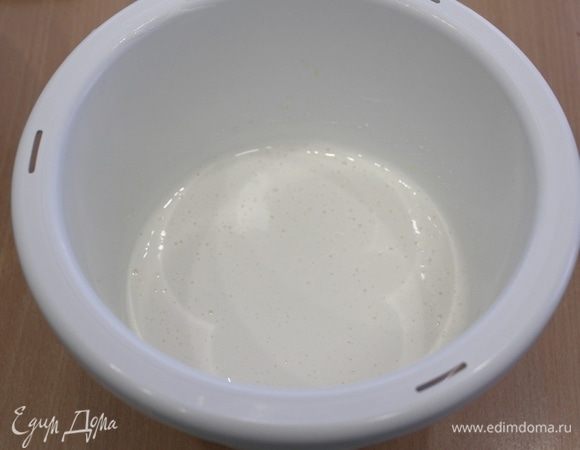 2 яйца и 2желтка (2 белка пока отложить) взбить с сахаром (1 ложку оставить для белков) до до белой, светлой массы, около 5 минут.