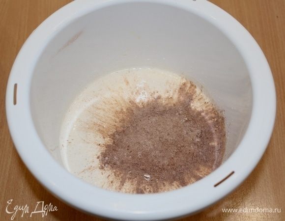 Аккуратно в два приема добавить смесь из муки, крахмала и какао, перемешать.