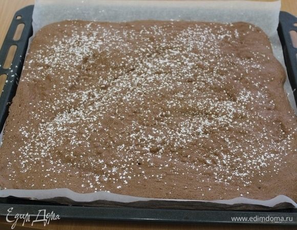 Достать бисквит, присыпать сахарной пудрой.