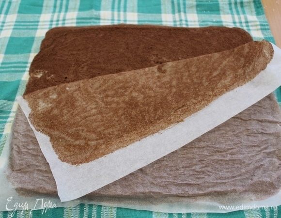 Аккуратно переложить на полотенце сахарной пудрой вниз. Снимите бумагу.