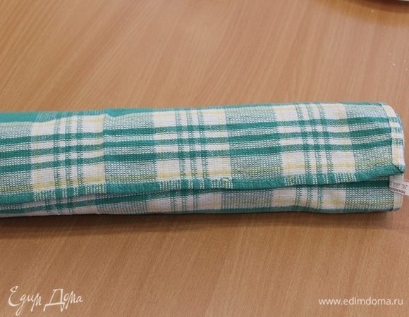 Осторожно свернуть корж в рулет и заверните в полотенце. Остудить.