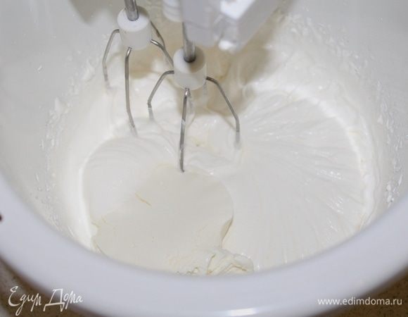 Для крема взбить сливки с сахаром , затем добавить маскарпоне, взбить до однородности.