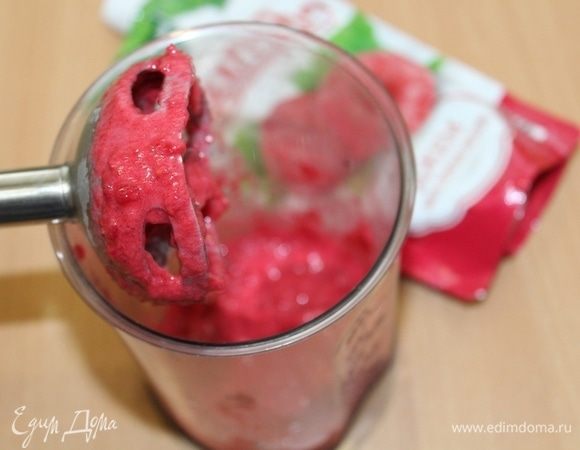 Пюрируем ягоду с джемом.