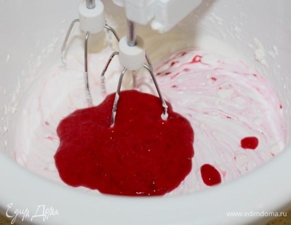 Добавляем ягодную смесь к сливочной, перемешать.