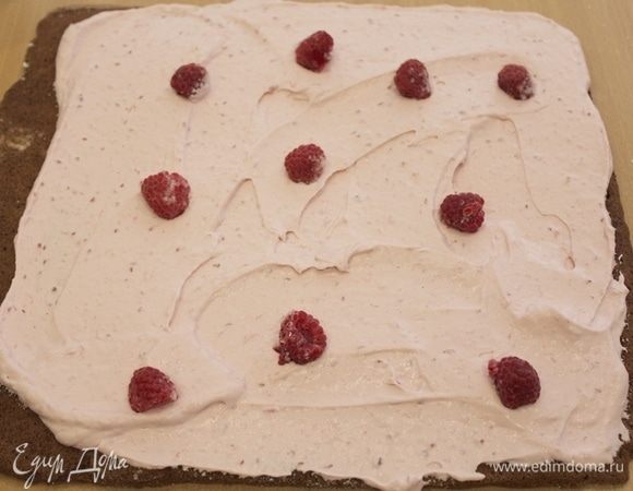 Развернуть корж, нанести крем, добавить по желанию ягоды.