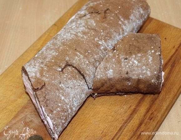 Свернуть рулет. Отрезать наискосок небольшой кусок и приклеить кремом к основному рулету. Убрать в холодильник на 1 час.