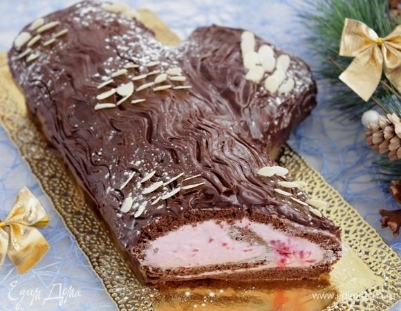 Нанести шоколадный крем на рулет, вилкой сделать узор. Оставить до застывания.