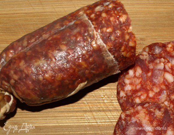 Чоризо тонко нарезать кружочками.