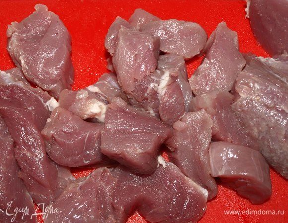 Телятину промыть, обсушить и нарезать. 