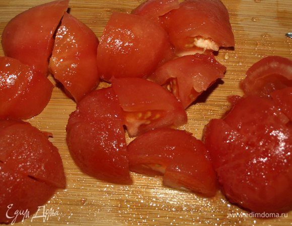 Помидоры бланшировать. Крупно нарезать.